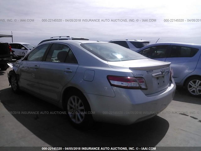 4T4BF3EK2AR035699 - 2010 TOYOTA CAMRY SE/LE/XLE SILVER photo 3