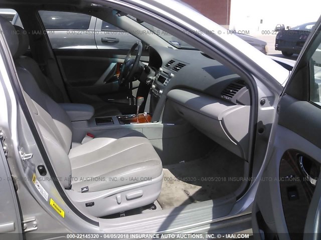 4T4BF3EK2AR035699 - 2010 TOYOTA CAMRY SE/LE/XLE SILVER photo 5