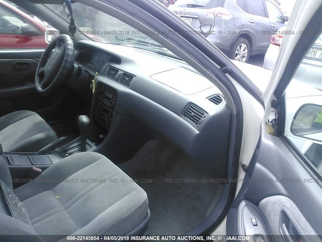 JT2BF22K7X0211619 - 1999 TOYOTA CAMRY LE/XLE Սպիտակ լուսանկար 5