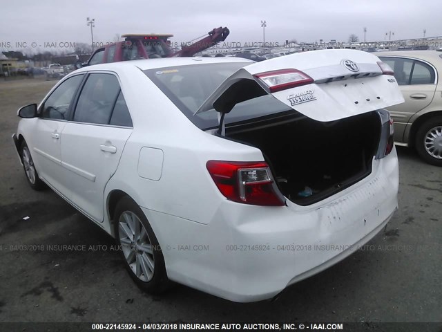 4T1BK1FK7DU023755 - 2013 TOYOTA CAMRY SE/XLE WHITE photo 3