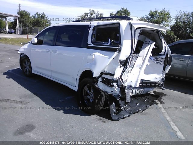 5TDXZ3DC0JS921949 - 2018 TOYOTA SIENNA SE WHITE photo 3