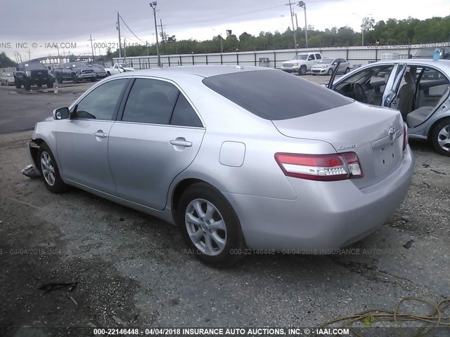 4T4BF3EK7BR107773 - 2011 TOYOTA CAMRY SE/LE/XLE SILVER photo 3