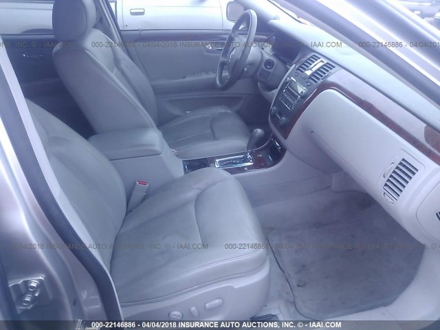 1G6KD57Y96U113021 - 2006 CADILLAC DTS GRAY photo 5