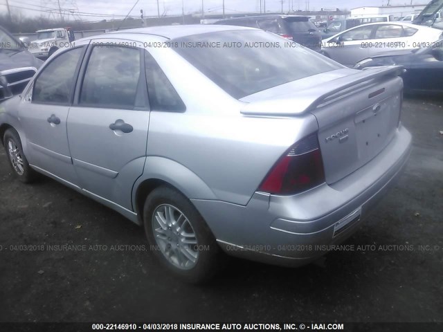 1FAHP34N07W221004 - 2007 FORD FOCUS ZX4/S/SE/SES SILVER photo 3