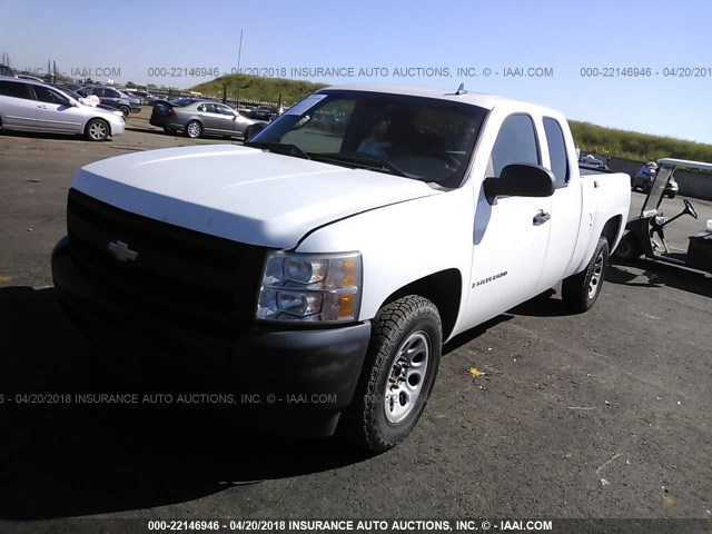 2GCEC19C771674337 - 2007 CHEVROLET SILVERADO C1500 WHITE photo 2