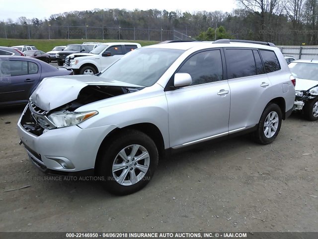 5TDZK3EH2DS093379 - 2013 TOYOTA HIGHLANDER PLUS/SE SILVER photo 2