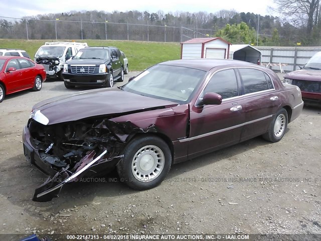 1LNHM81W2YY939071 - 2000 LINCOLN TOWN CAR EXECUTIVE RED photo 2