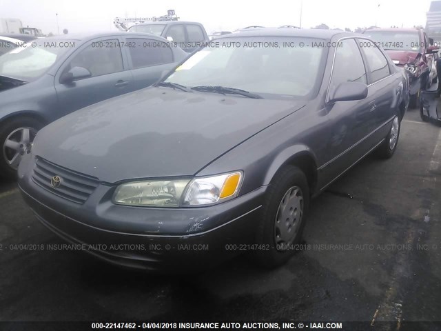 JT2BG22K4V0073189 - 1997 TOYOTA CAMRY LE/XLE GRAY photo 2