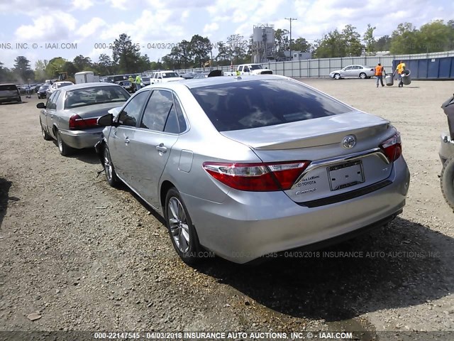 4T1BF1FK1HU293512 - 2017 TOYOTA CAMRY LE/XLE/SE/XSE SILVER photo 3