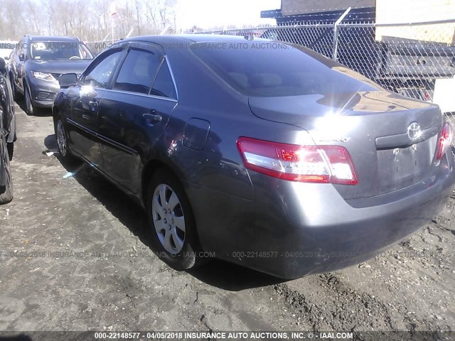 4T1BF3EK4BU705457 - 2011 TOYOTA CAMRY SE/LE/XLE GRAY photo 3