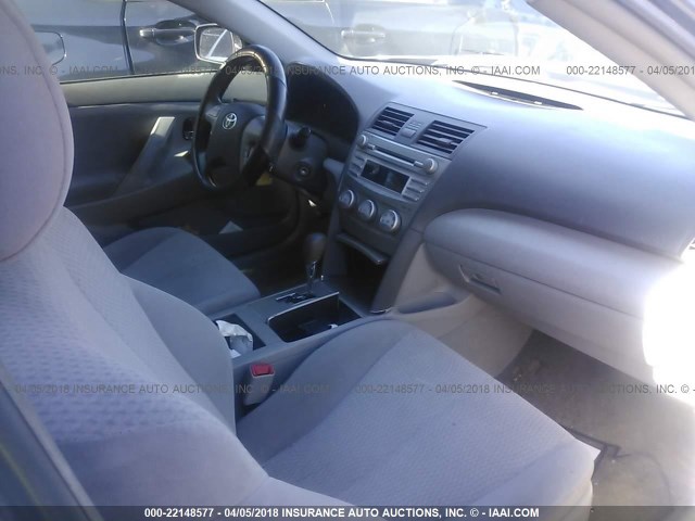 4T1BF3EK4BU705457 - 2011 TOYOTA CAMRY SE/LE/XLE GRAY photo 5