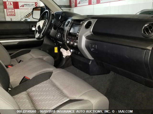 5TFUY5F16HX658240 - 2017 TOYOTA TUNDRA DOUBLE CAB SR/SR5/TRD PRO SILVER photo 5