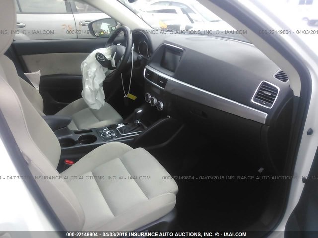 JM3KE4CY6G0910014 - 2016 MAZDA CX-5 TOURING Blanc photo 5