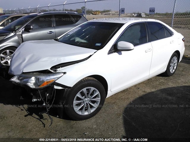 4T4BF1FK9GR542160 - 2016 TOYOTA CAMRY LE/XLE/SE/XSE WHITE photo 2