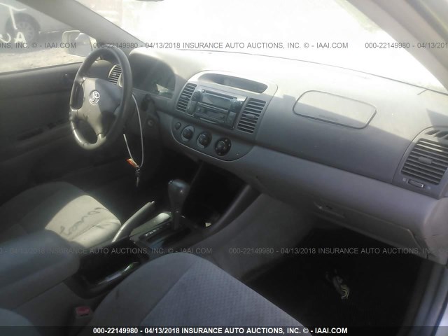 4T1BE32K24U856503 - 2004 TOYOTA CAMRY LE/XLE/SE SILVER photo 5