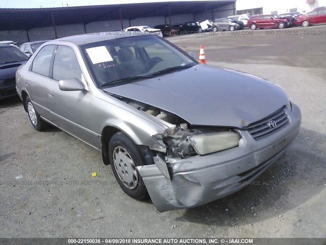 JT2BG22K5W0232481 - 1998 TOYOTA CAMRY CE/LE/XLE BEIGE photo 1