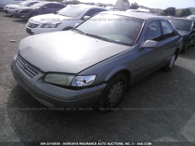 JT2BG22K5W0232481 - 1998 TOYOTA CAMRY CE/LE/XLE BEIGE photo 2