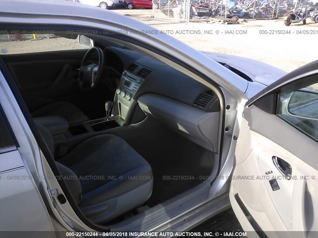 4T1BE46K29U895180 - 2009 TOYOTA CAMRY SE/LE/XLE SILVER photo 5