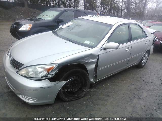 4T1BE32K24U860180 - 2004 TOYOTA CAMRY LE/XLE/SE ვერცხლისფერი ფოტო 2