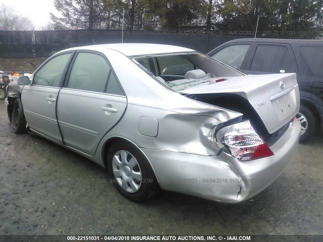 4T1BE32K24U860180 - 2004 TOYOTA CAMRY LE/XLE/SE ვერცხლისფერი ფოტო 3