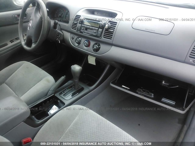 4T1BE32K24U860180 - 2004 TOYOTA CAMRY LE/XLE/SE ვერცხლისფერი ფოტო 5