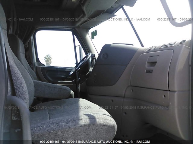 1FUJGLDR5CSBH2339 - 2012 FREIGHTLINER CASCADIA 125  WHITE photo 5