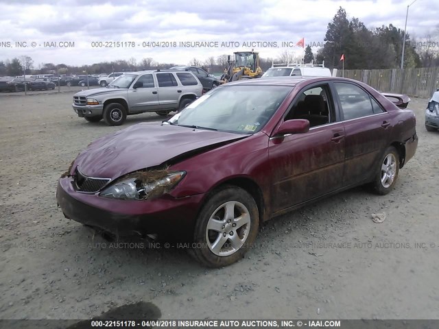 JTDBE32K853024563 - 2005 TOYOTA CAMRY LE/XLE/SE RED photo 2