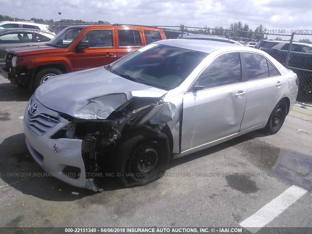 4T1BF3EK2AU053436 - 2010 TOYOTA CAMRY SE/LE/XLE SILVER photo 2