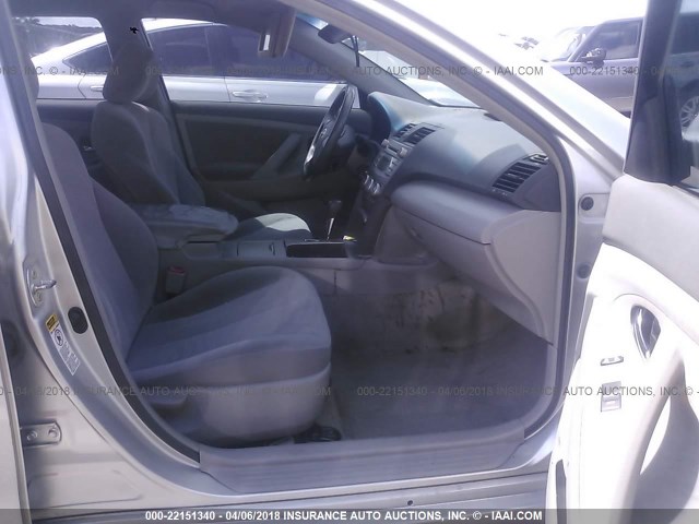 4T1BF3EK2AU053436 - 2010 TOYOTA CAMRY SE/LE/XLE SILVER photo 5