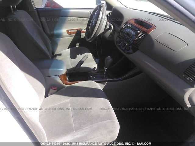 JTDBE32K340269092 - 2004 TOYOTA CAMRY LE/XLE Weiß Foto 5