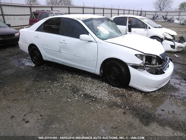 4T1BE32K52U075746 - 2002 TOYOTA CAMRY LE/XLE/SE WHITE photo 1