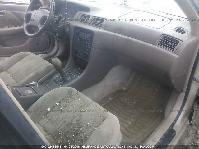 JT2BF22K810296932 - 2001 TOYOTA CAMRY CE/LE/XLE GOLD photo 5