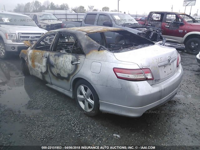 4T1BF3EK1BU618115 - 2011 TOYOTA CAMRY SE/LE/XLE SILVER photo 3