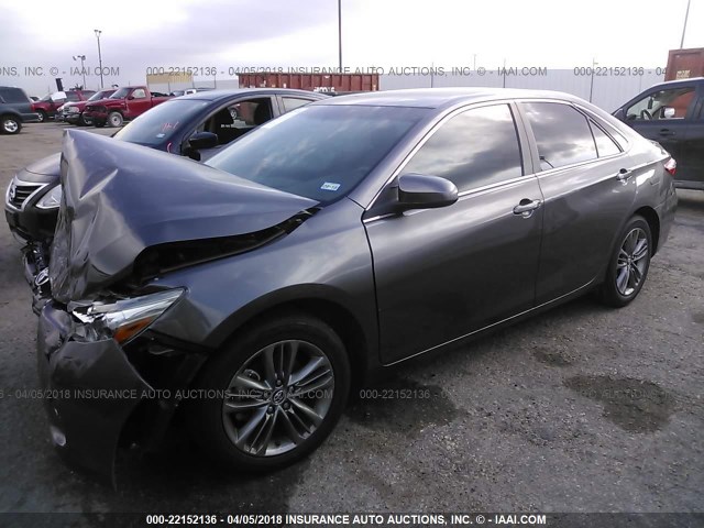 4T1BF1FK0FU966514 - 2015 TOYOTA CAMRY LE/XLE/SE/XSE GRAY photo 2