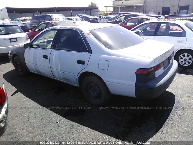 JT2BG22K7W0106395 - 1998 TOYOTA CAMRY CE/LE/XLE WHITE photo 3