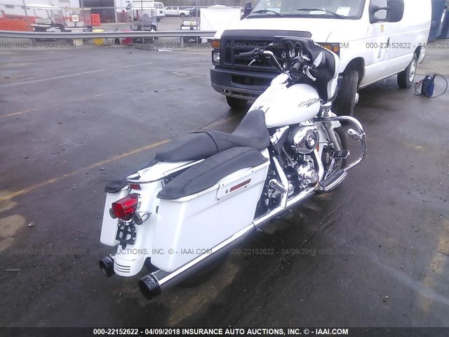 1HD1KB4168Y692337 - 2008 HARLEY-DAVIDSON FLHX WHITE photo 4