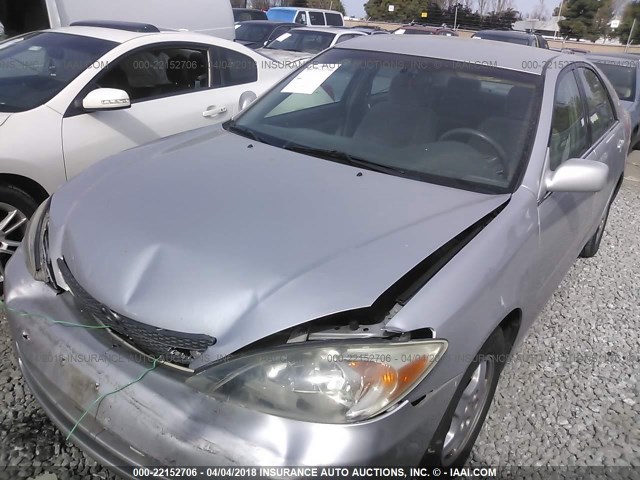 4T1BF30KX2U532793 - 2002 TOYOTA CAMRY LE/XLE/SE SILVER photo 2