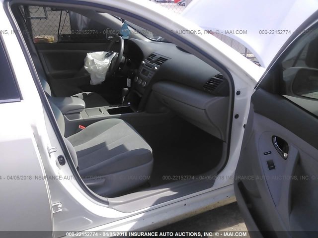 4T1BF3EK6BU777700 - 2011 TOYOTA CAMRY SE/LE/XLE 白色 照片 5