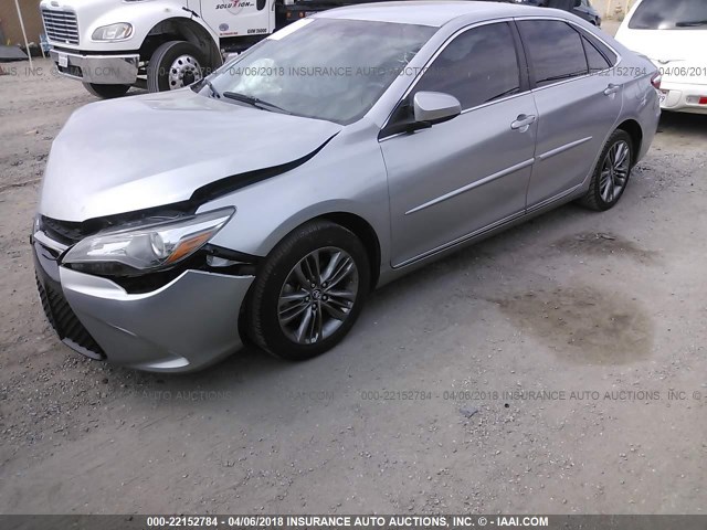 4T1BF1FK8GU257427 - 2016 TOYOTA CAMRY LE/XLE/SE/XSE SILVER photo 2