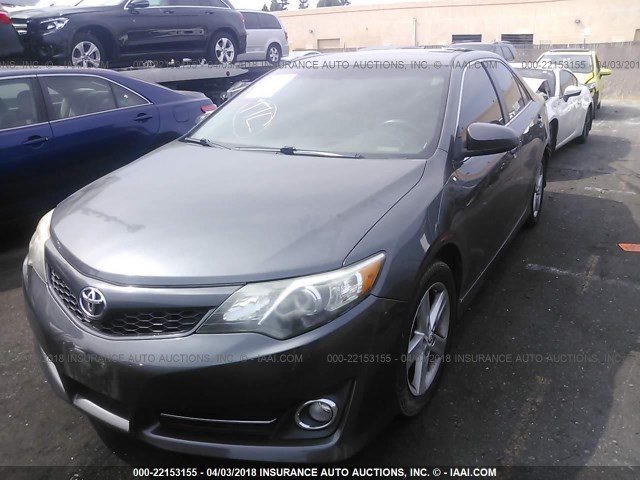 4T1BF1FK6CU110906 - 2012 TOYOTA CAMRY SE/LE/XLE GRAY photo 2