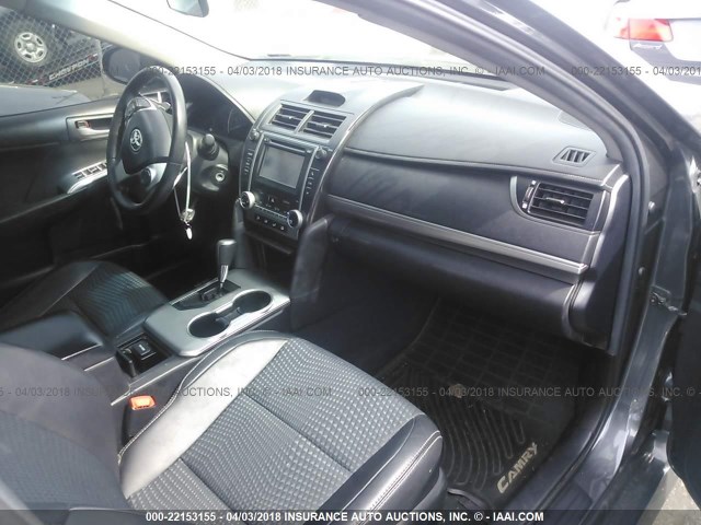 4T1BF1FK6CU110906 - 2012 TOYOTA CAMRY SE/LE/XLE Серый фото 5