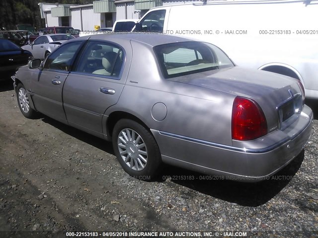 1LNHM82W33Y611374 - 2003 LINCOLN TOWN CAR SIGNATURE BEIGE photo 3