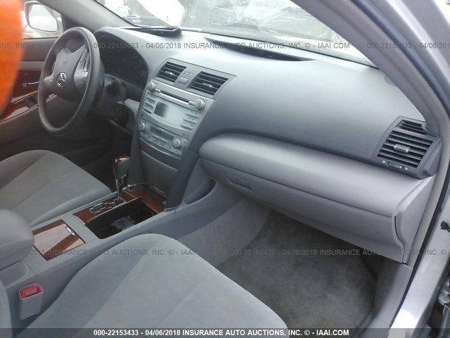 4T1BE46K59U389648 - 2009 TOYOTA CAMRY SE/LE/XLE SILVER photo 5
