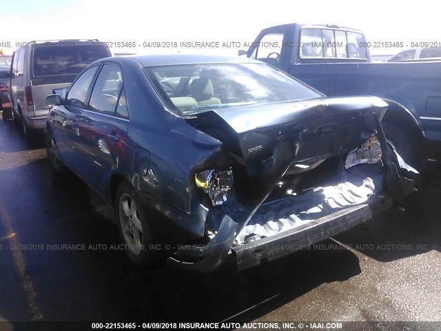 JTDBE32K130141688 - 2003 TOYOTA CAMRY LE/XLE Blau Foto 3