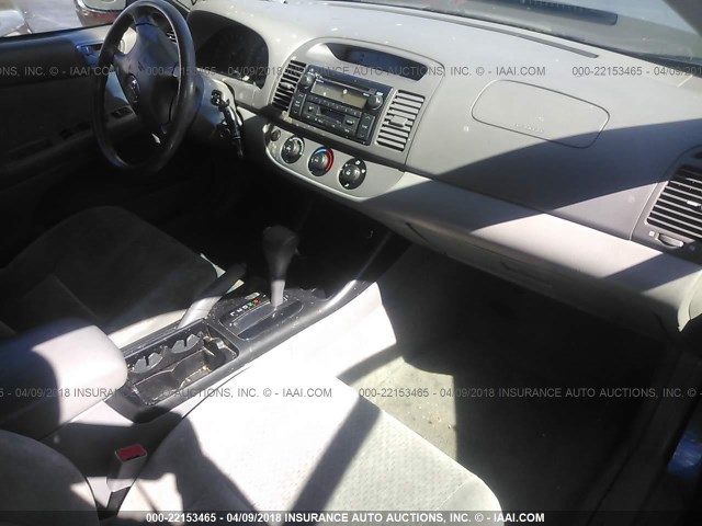 JTDBE32K130141688 - 2003 TOYOTA CAMRY LE/XLE Blau Foto 5