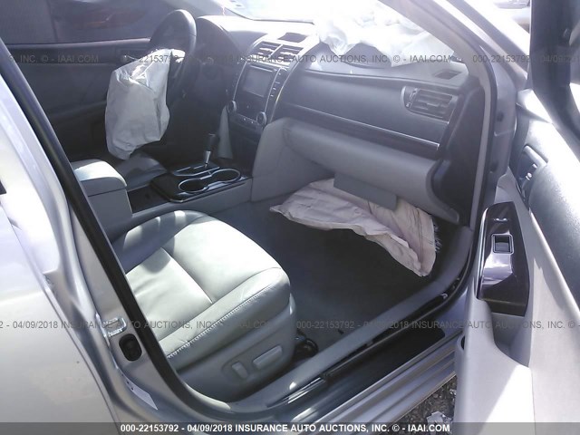 4T4BF1FK0CR164188 - 2012 TOYOTA CAMRY SE/LE/XLE ვერცხლისფერი ფოტო 5