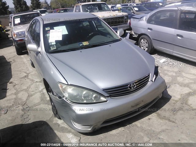 4T1BE32KX5U394757 - 2005 TOYOTA CAMRY LE/XLE/SE SILVER photo 1