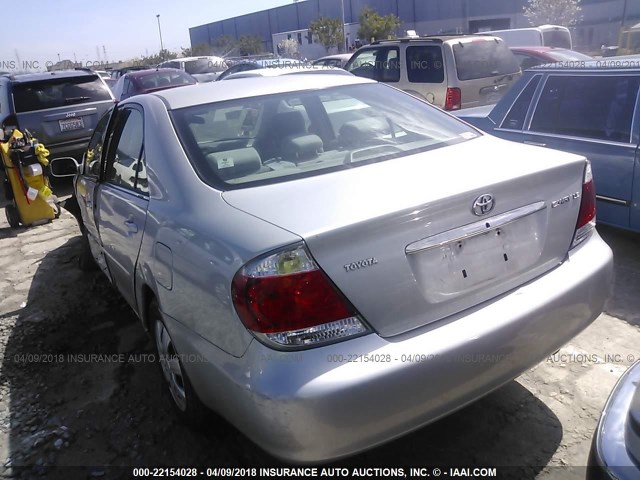 4T1BE32KX5U394757 - 2005 TOYOTA CAMRY LE/XLE/SE SILVER photo 3