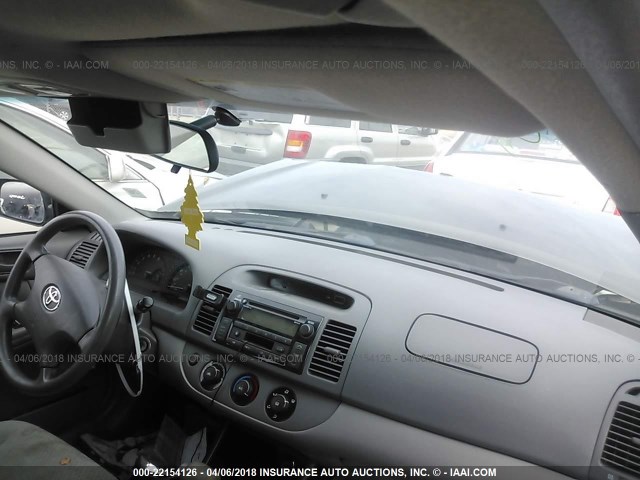 4T1BE32K54U927497 - 2004 TOYOTA CAMRY LE/XLE/SE ნაცრისფერი ფოტო 5