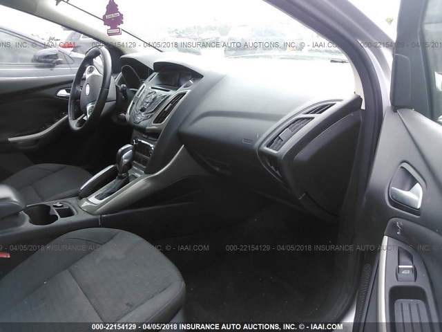 1FAHP3M21CL348460 - 2012 FORD FOCUS SEL SILVER photo 5